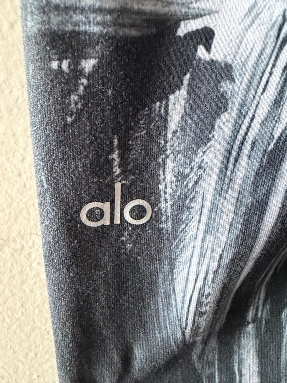 ALO Yoga Black and Grey Patterned Leggings 28”
Leggings - Picture 4 of 8
